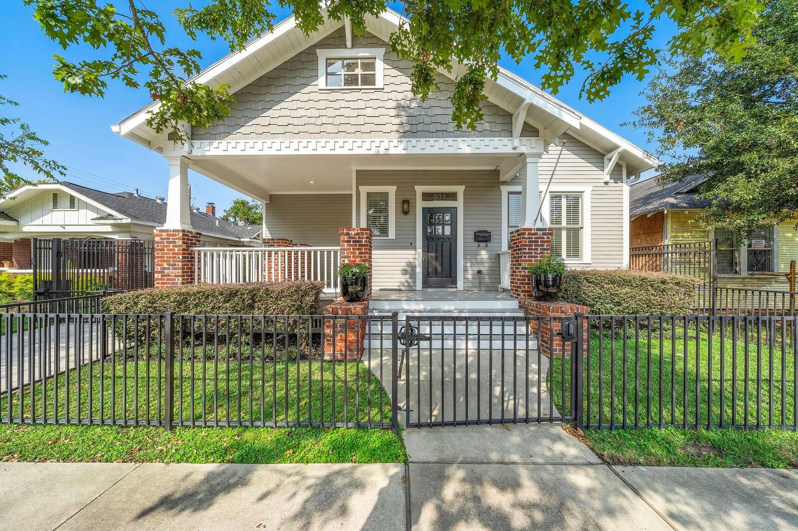 Property Photo:  931 W Cottage Street  TX 77009 