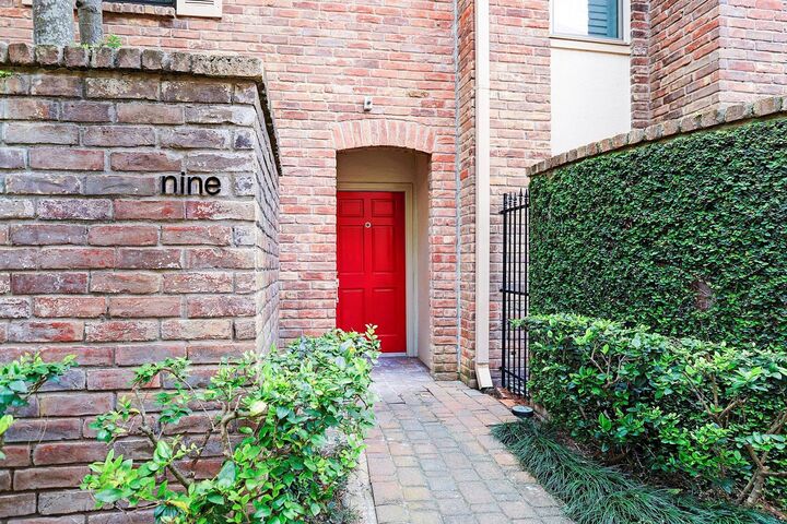Property Photo: 2323 Bering Drive 9 TX 77057