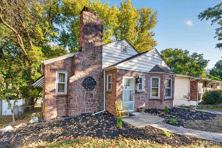 Property Photo: 715 E Jackson Road MO 63119