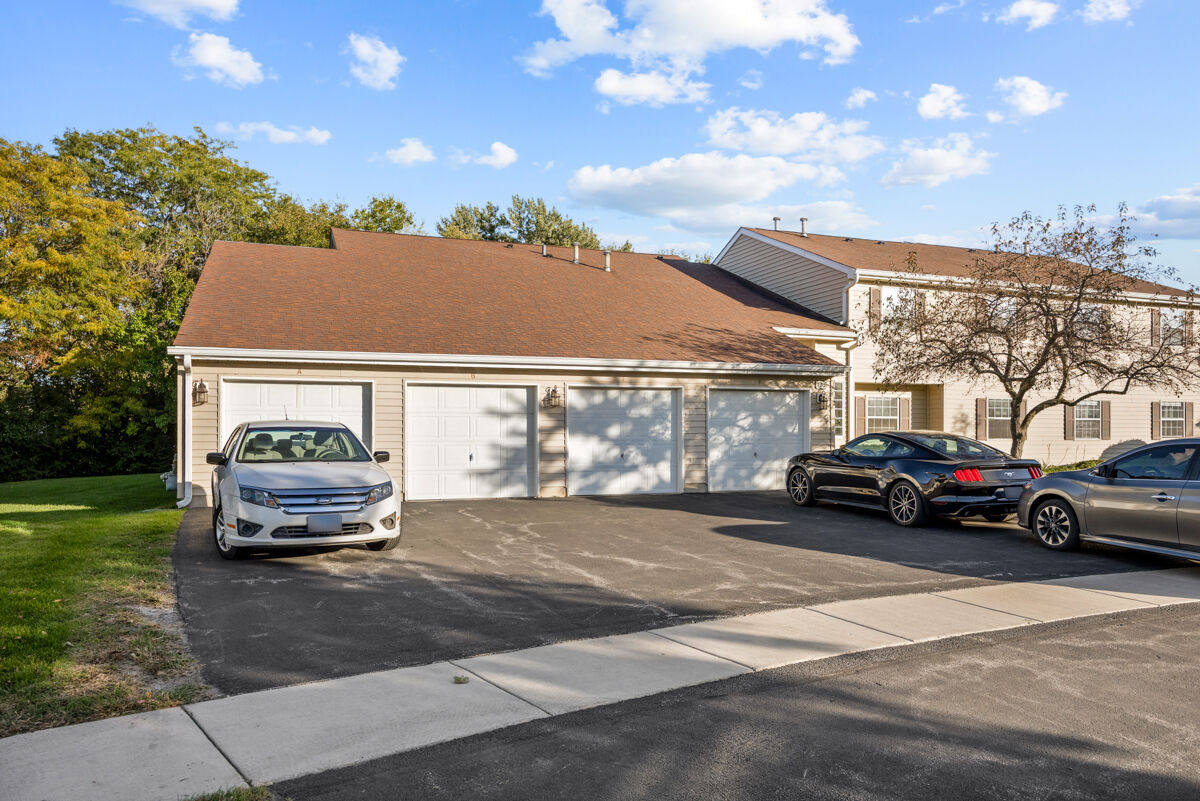 Property Photo: 126 Gant Circle B IL 60107