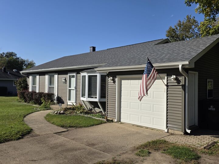 Property Photo:  2412 W Fairview Lane  IL 60051 
