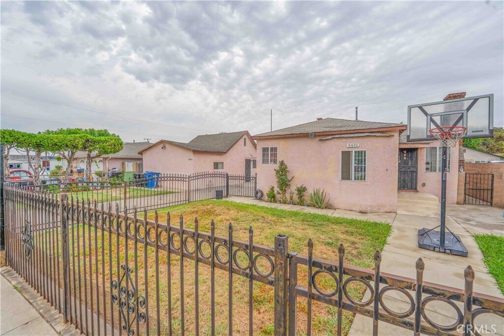 Property Photo:  6631 El Selinda Avenue  CA 90201 