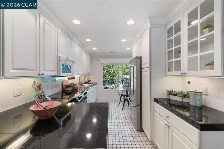 Property Photo:  617 Terra California Dr 3  CA 94595 