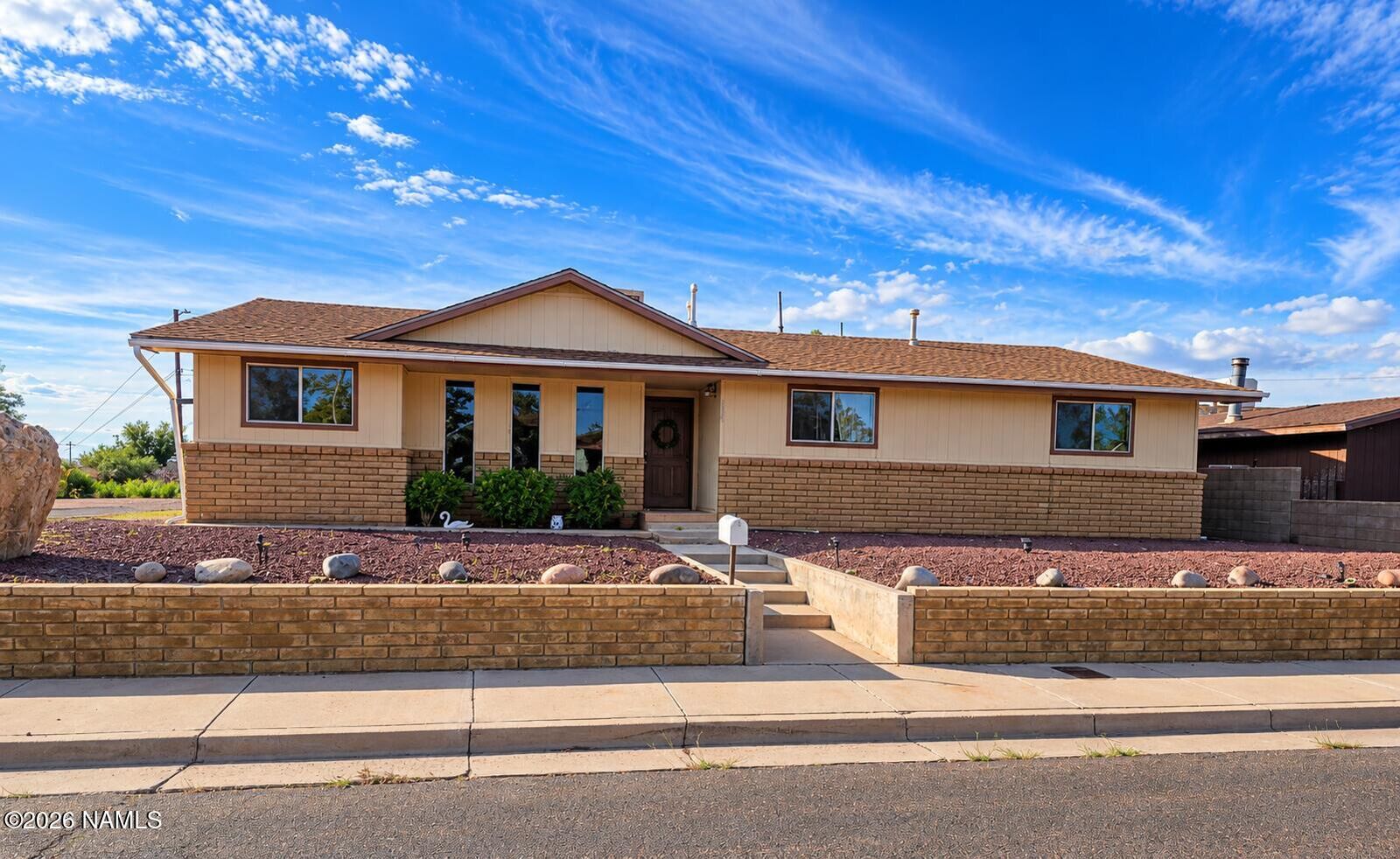 Property Photo:  321 E Hillview Street  AZ 86047 
