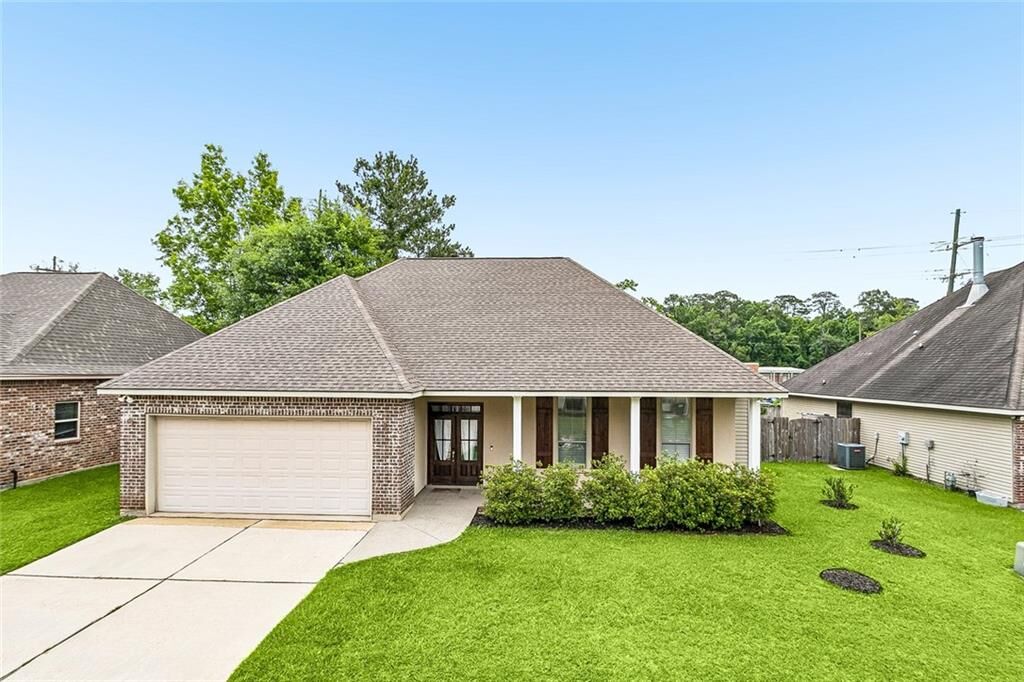 Property Photo: 209 Stonebridge Cove LA 70447