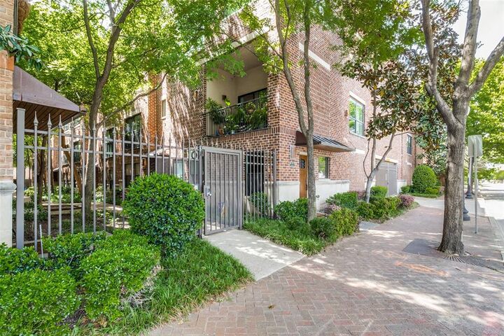 Property Photo: 2411 N Hall Street 31 TX 75204