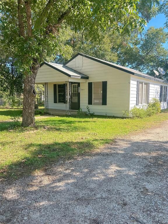 Property Photo: 304 N Neches Street TX 76692