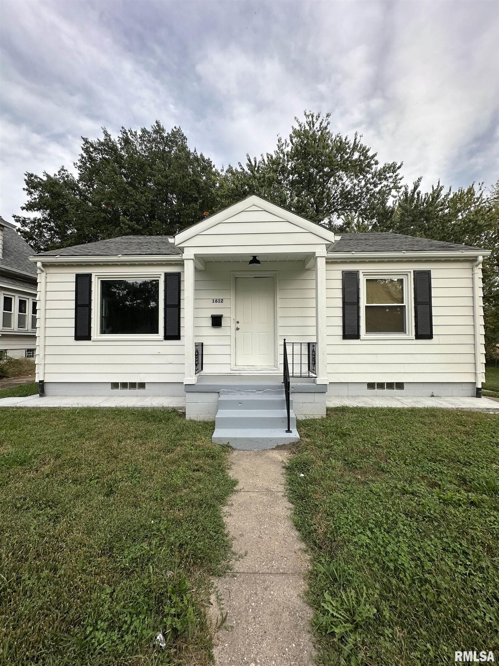 Property Photo: 1612 S Arago Street IL 61605