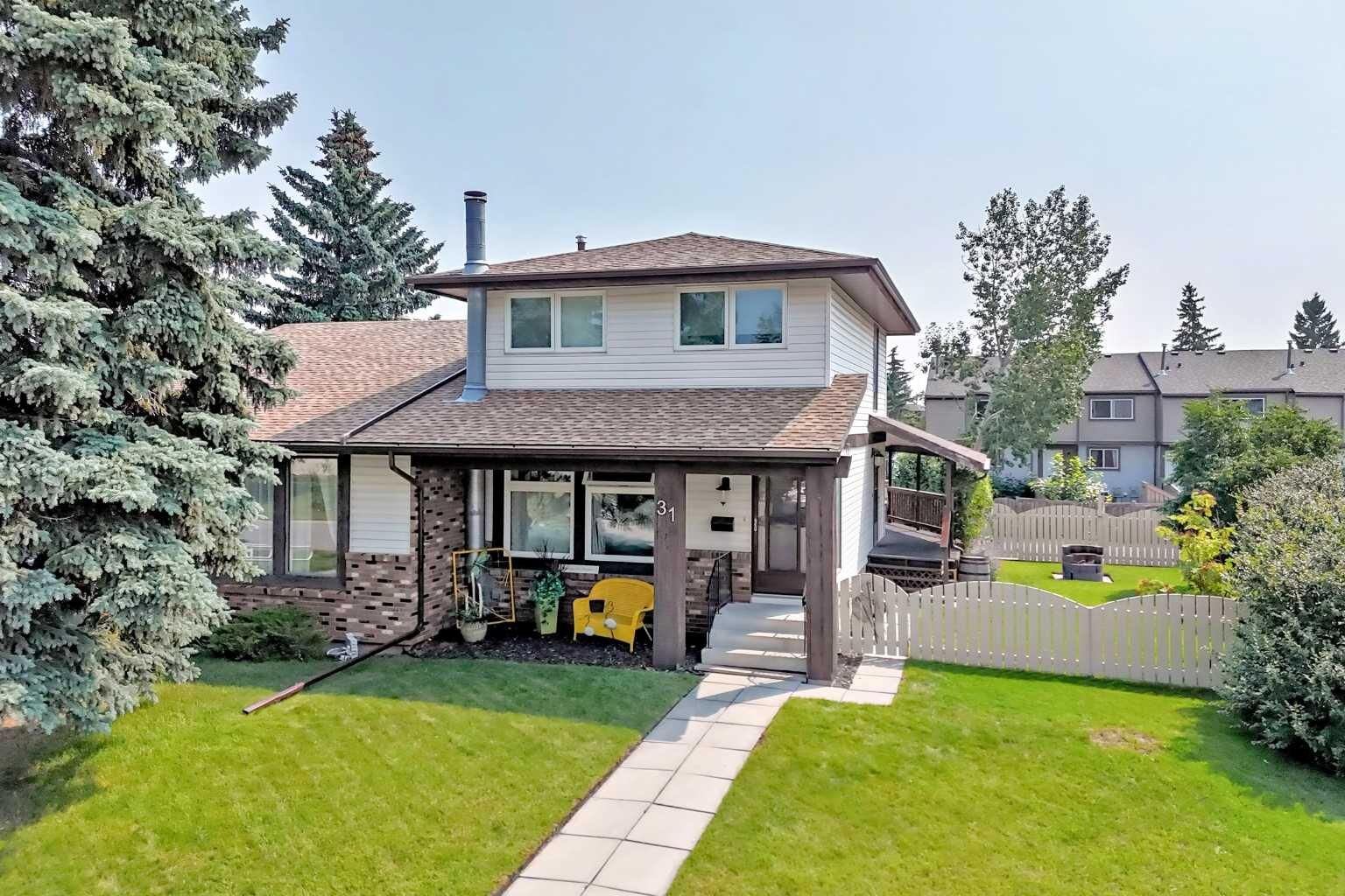 Property Photo:  31 Ranchero Bay NW  AB T3G 1B6 