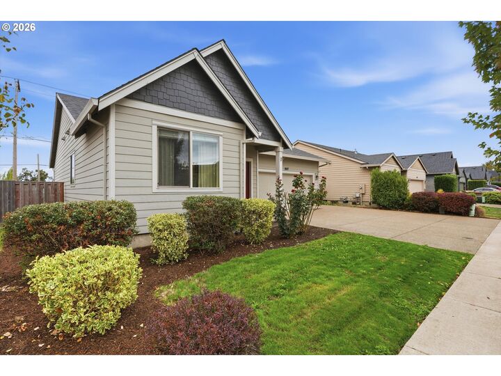 Property Photo: 807 NE Pintail St OR 97381