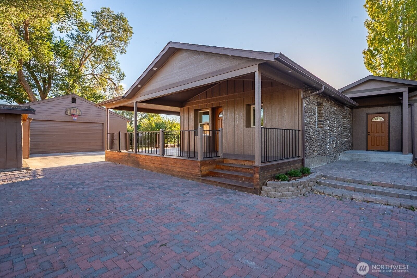 Property Photo: 603 NE Road 19 WA 98851