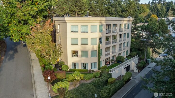 Property Photo: 10000 Meydenbauer Way SE 5 WA 98004