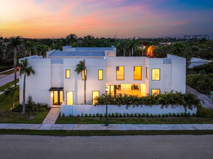 Property Photo: 735 SE 4th Avenue FL 33483