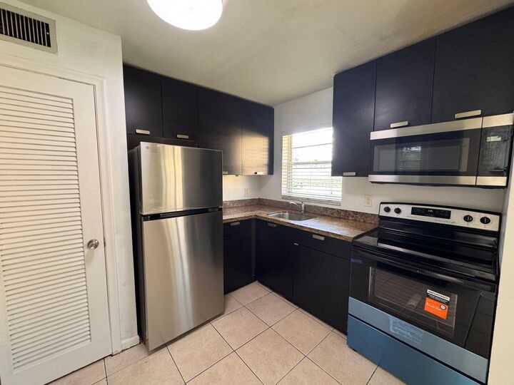 Property Photo: 5150 NE 6th Avenue 114 FL 33334
