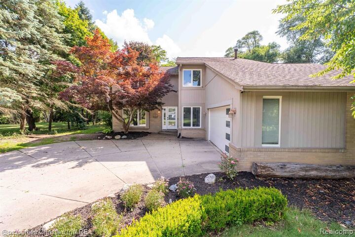 Property Photo:  2766 Acorn Road  MI 48302 