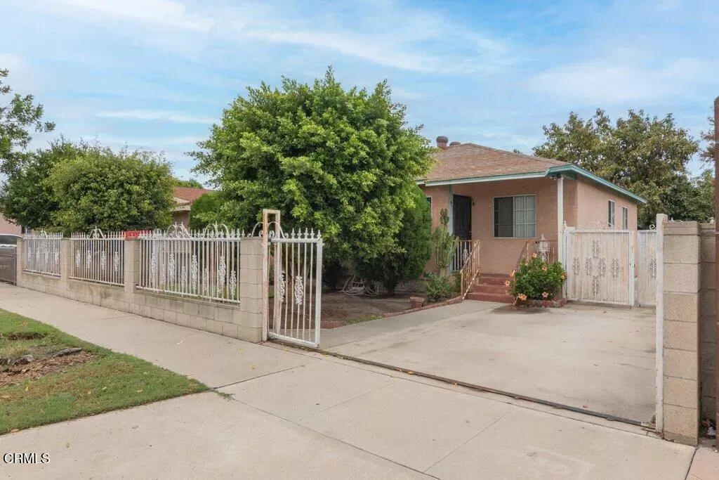 Property Photo:  10942 Cedar Street  CA 90680 