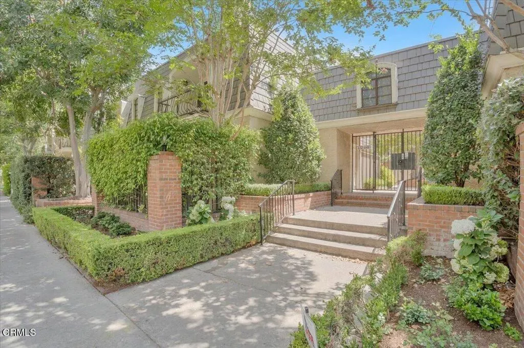 Property Photo:  640 640 Wilcox Avenue  CA 90004 