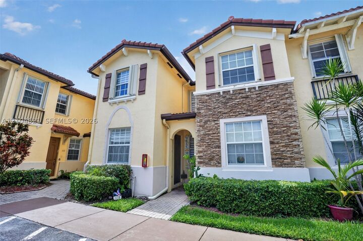 Property Photo: 1490 NE 33rd Rd 104-18 FL 33033