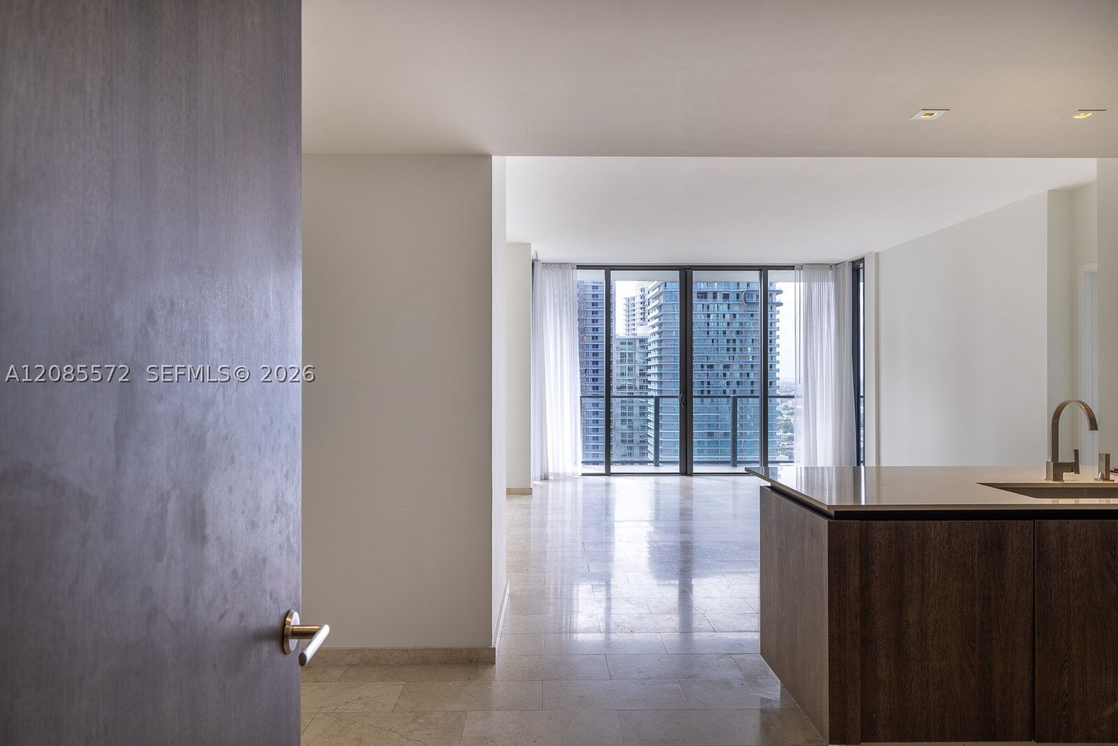 Property Photo:  68 SE 6th St 2404  FL 33131 