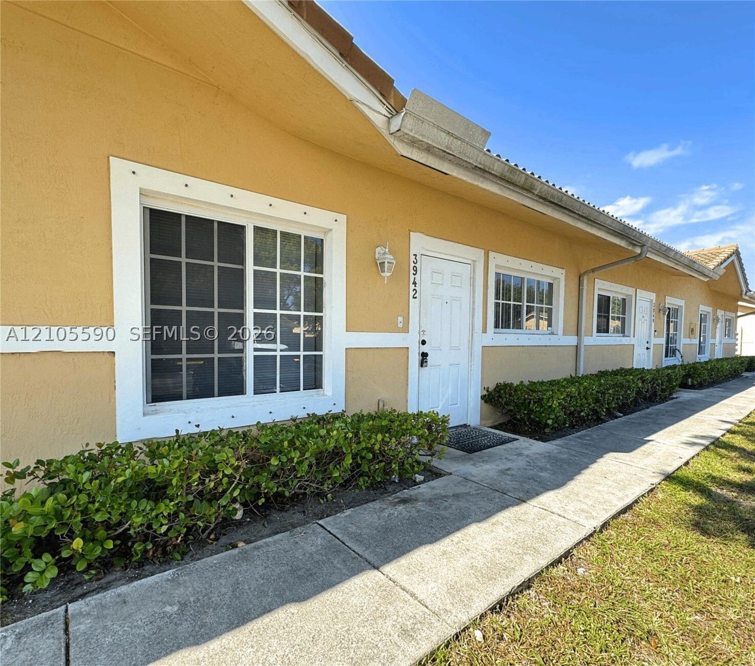 Property Photo:  3942 SW 48th Ave  FL 33023 