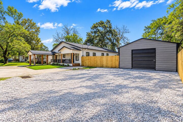 Property Photo: 455 W Hooks St TX 77659