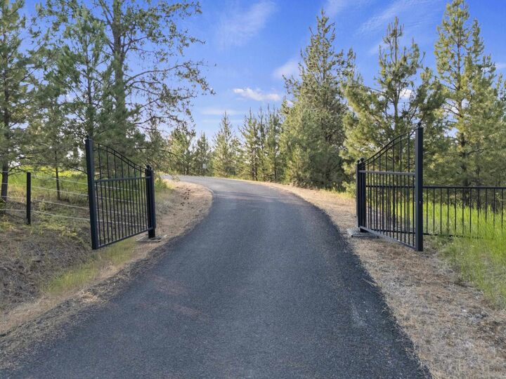 Property Photo: 10718 S Mica Vista Ln Ln WA 99023