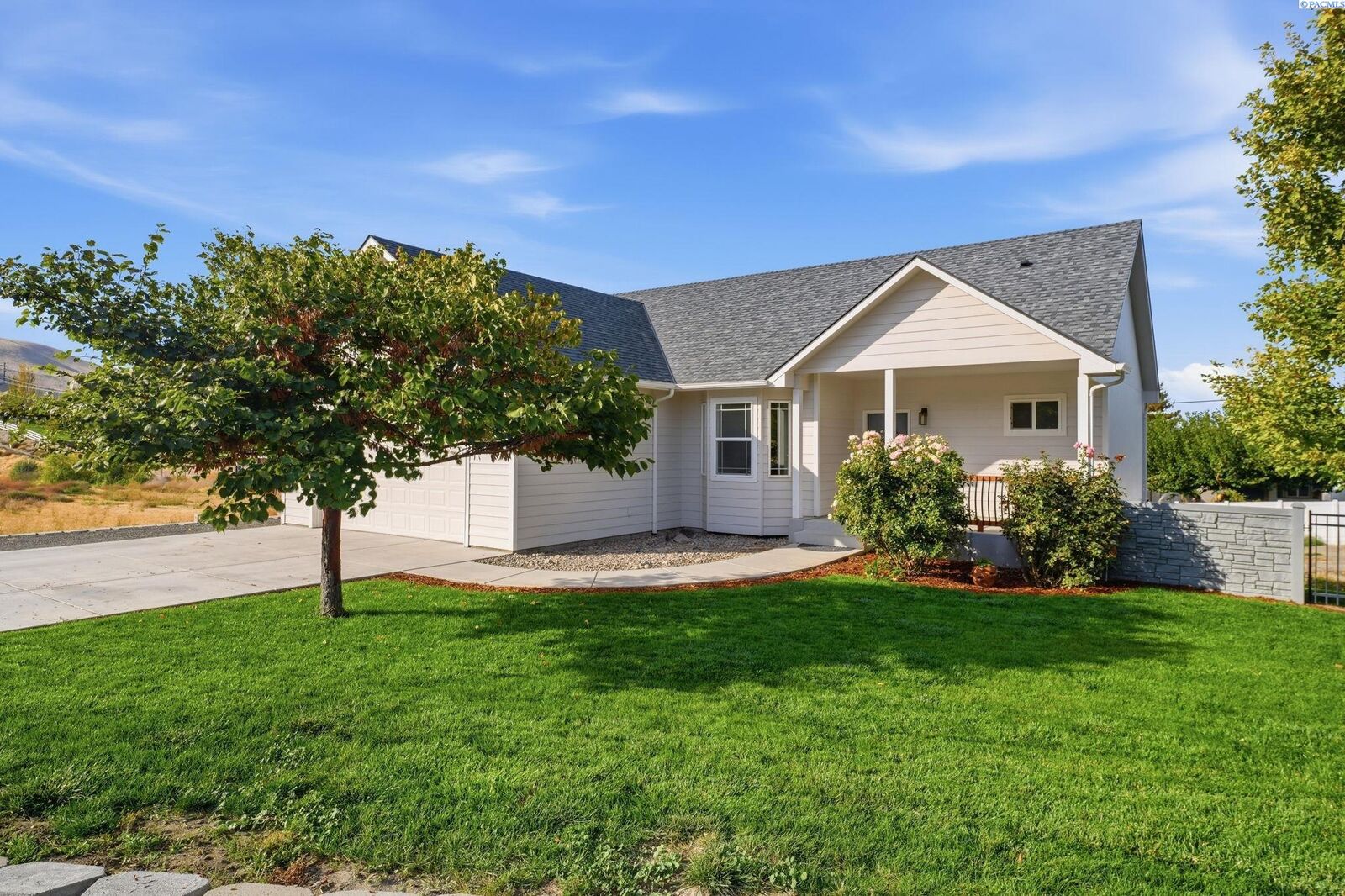 Property Photo: 1210 Gage Blvd WA 99352
