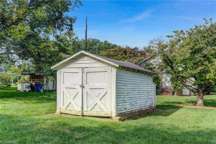 Property Photo:  2502 Cypress Street  NC 27405 