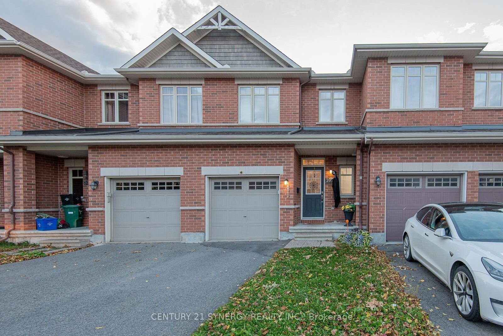 Photo de la propriété:  2025 Pennyroyal Crescent  ON K4A 0S7 