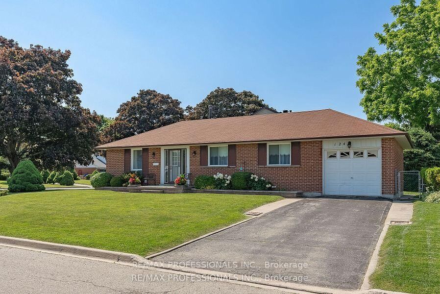 Property Photo:  124 Panter Crescent Lower  ON L1S 3T2 