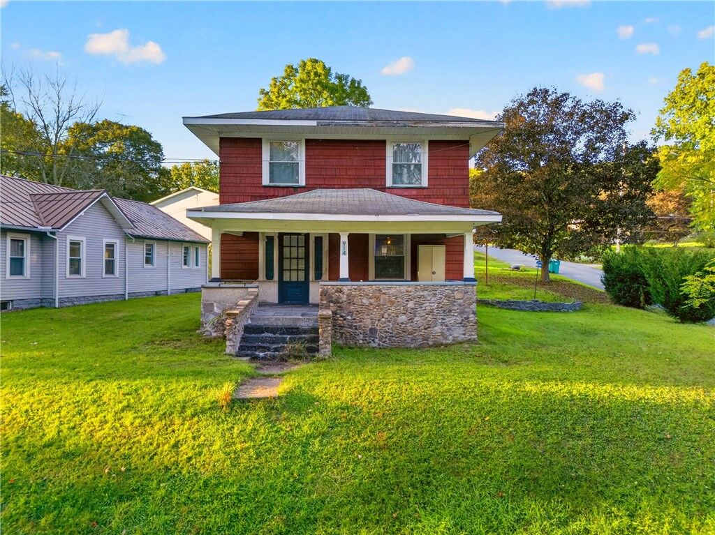 Property Photo:  914 Walnut St  PA 16343 