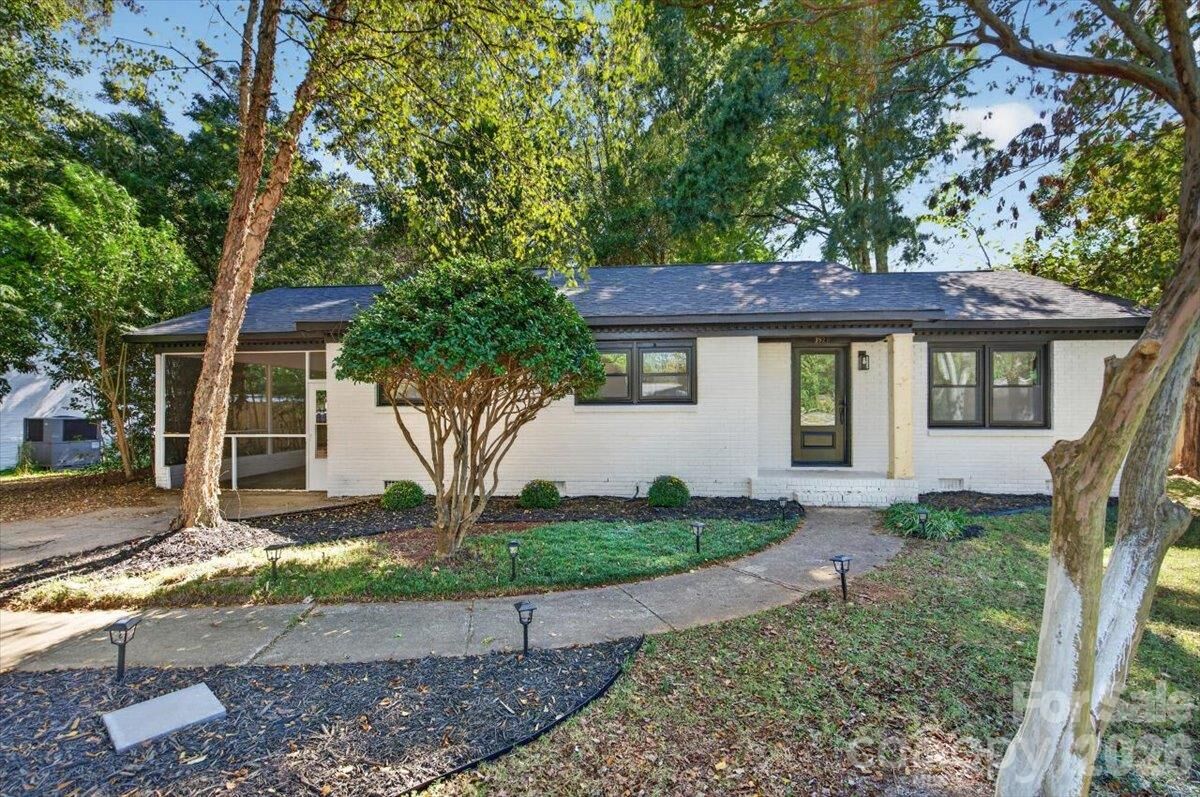 Property Photo:  3921 Havenwood Road  NC 28205 