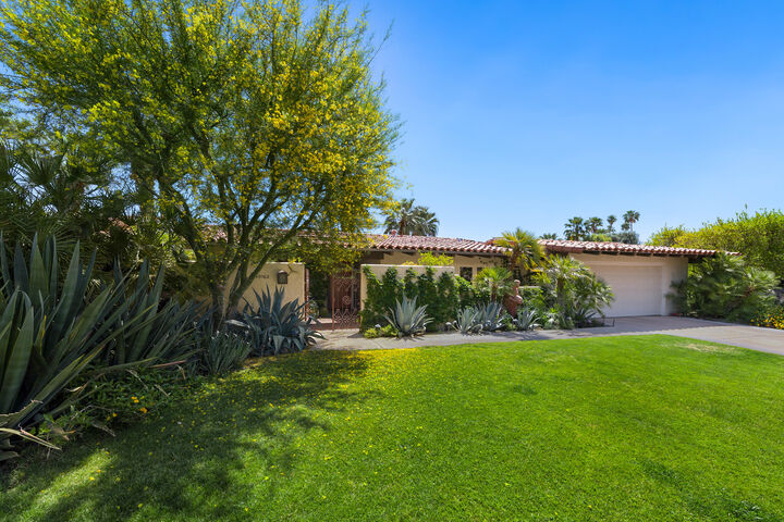 Property Photo: 40162 Vía Del Oro CA 92270