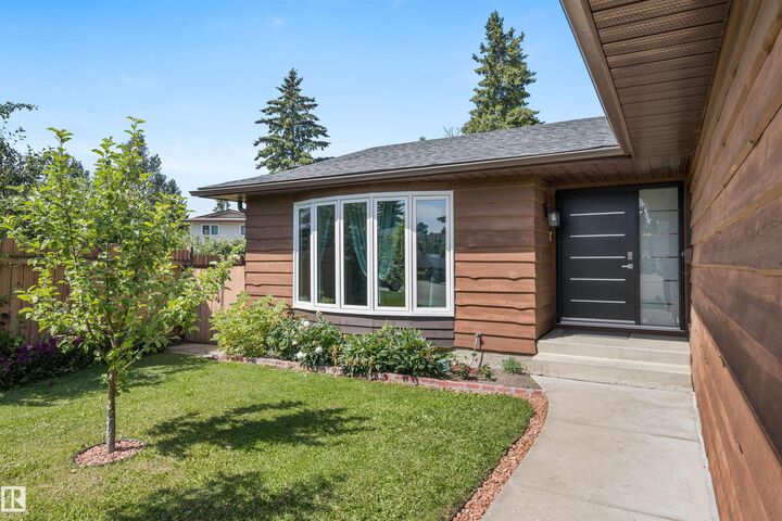 Property Photo:  318 Grand Meadow Crescent NW  AB T6L 1X2 