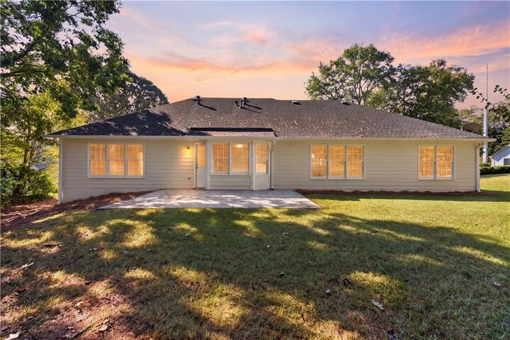 Property Photo: 1405 Glenfield Drive GA 30043