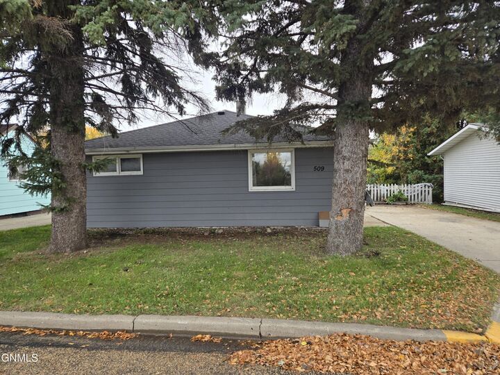 Property Photo:  509 2nd Avenue NW  ND 58413 