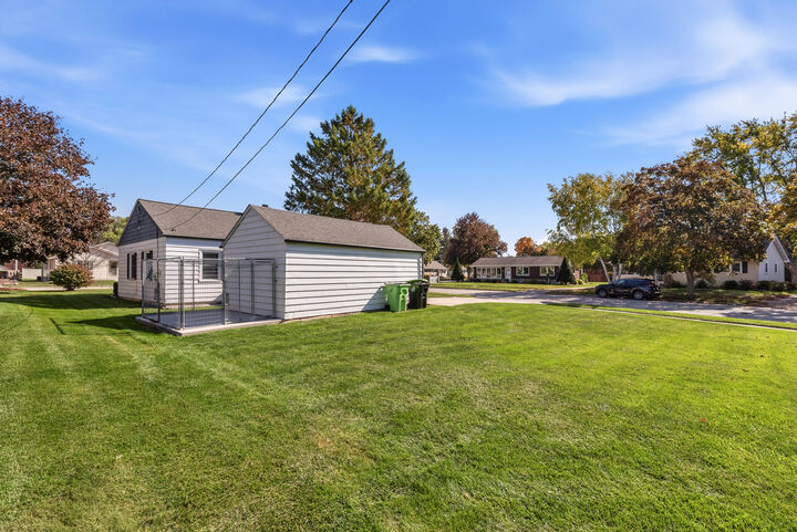 Property Photo:  1203 Roseland Dr  WI 53040 