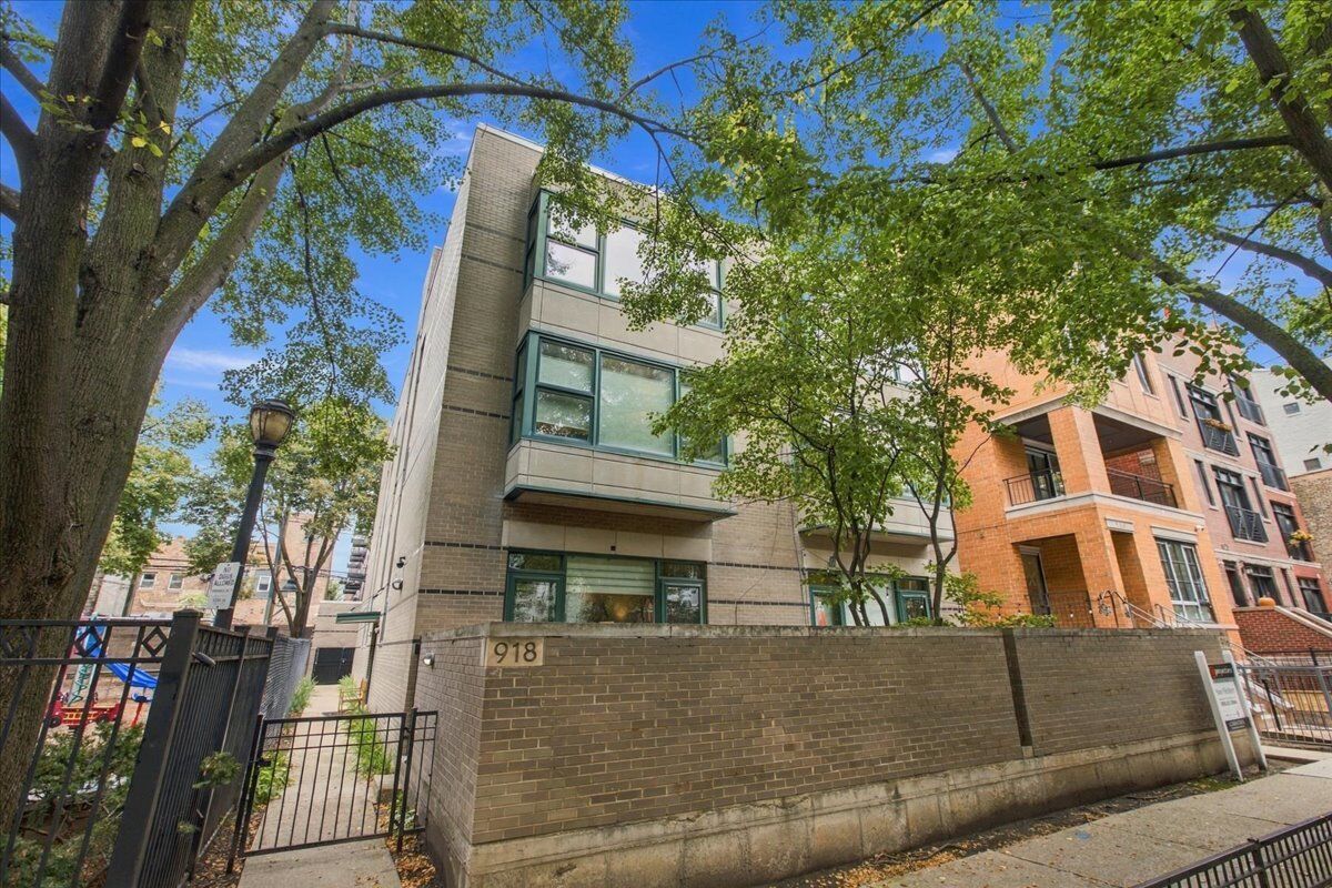 Property Photo: 918 W Fletcher Street C IL 60657