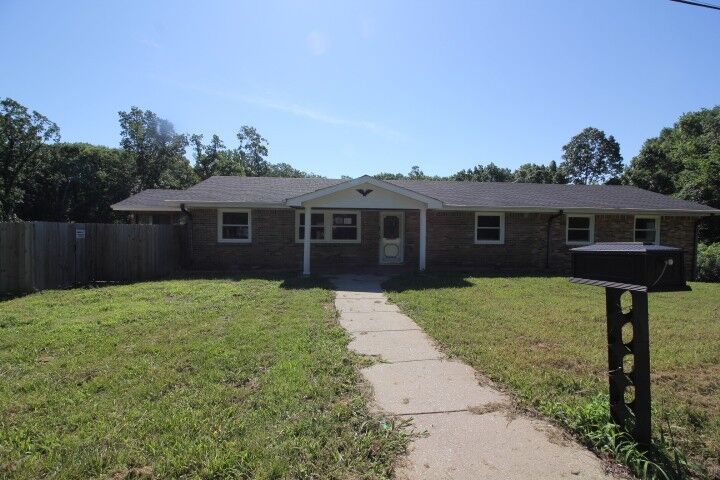Property Photo: 310 Dogwood Dr TN 37061