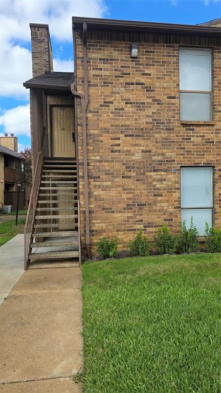 Property Photo:  1105 Calico Lane 1620  TX 76011 