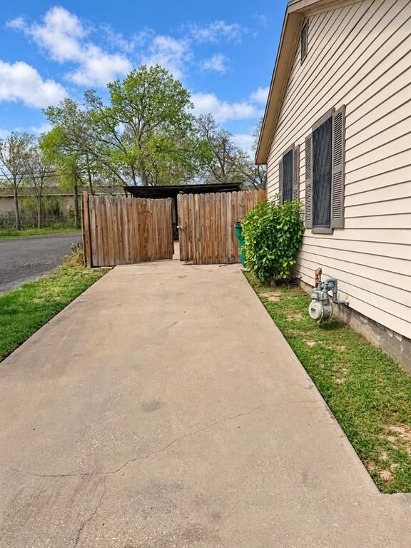 Property Photo: 2725 San Benito Street TX 76114