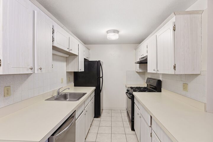 Property Photo: 6 Greenbriar Drive 104 MA 01864