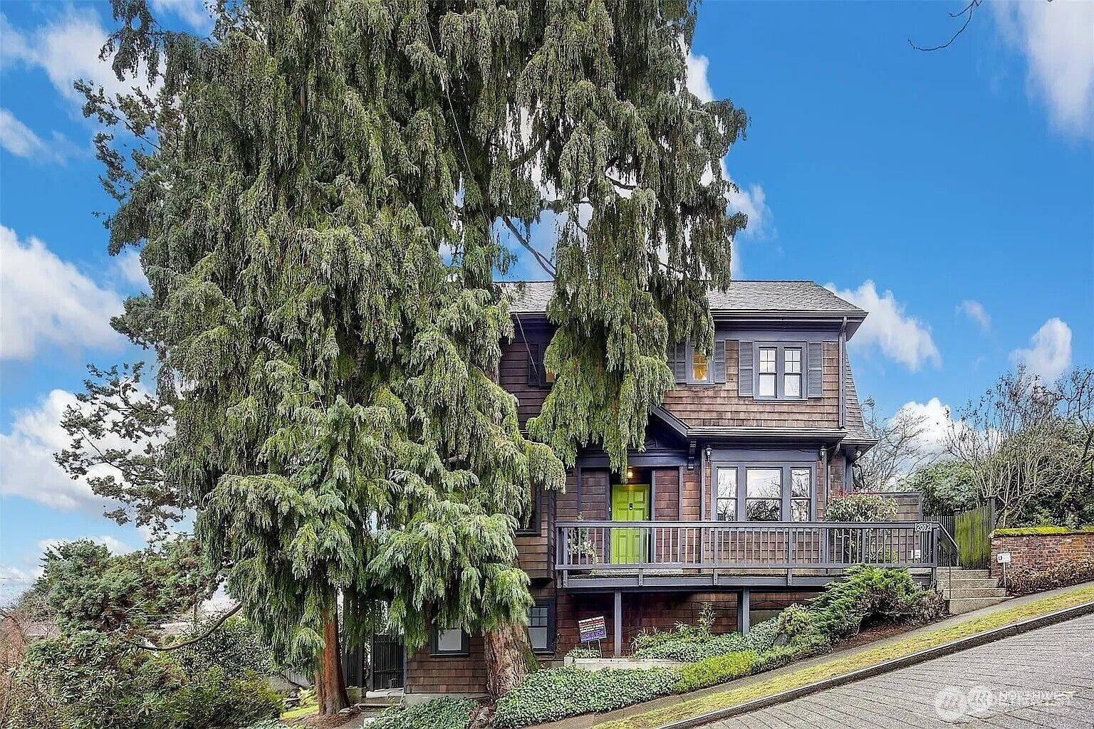 Property Photo: 2002 12th Avenue E WA 98102