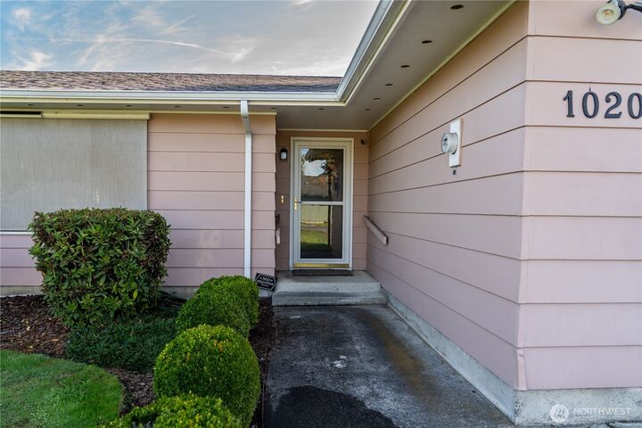 Property Photo:  1020  33rd Avenue  WA 98632 