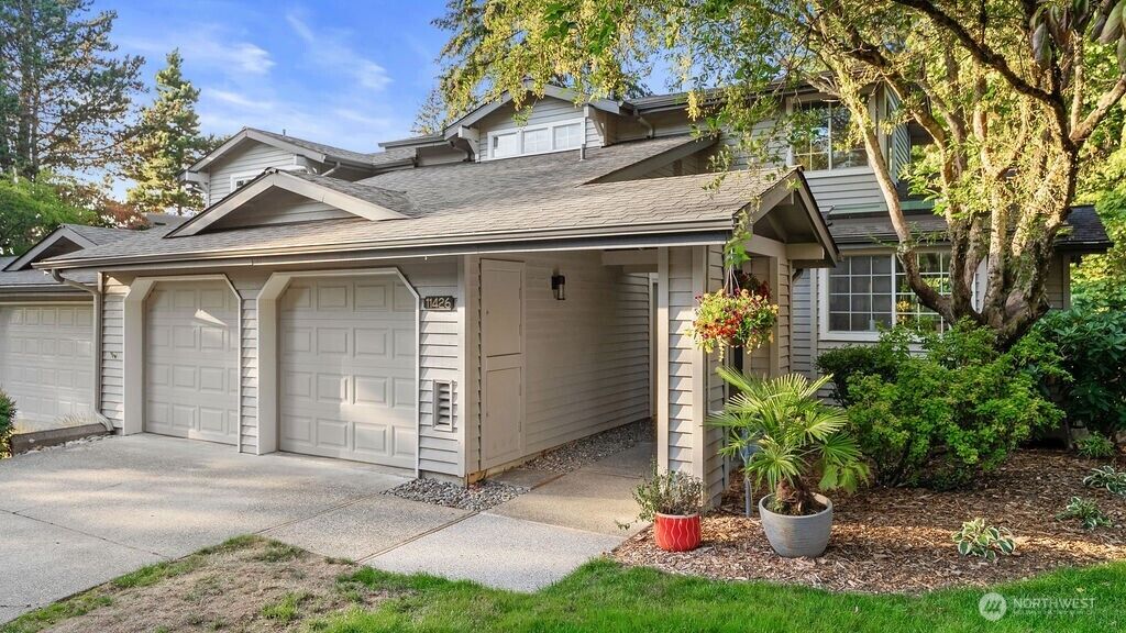 Property Photo: 11426 SE 67th Place WA 98006
