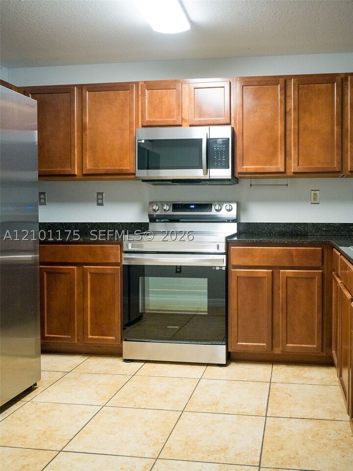 Property Photo:  