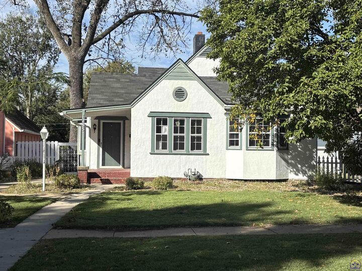 Property Photo: 1285 SW Medford Ave KS 66604