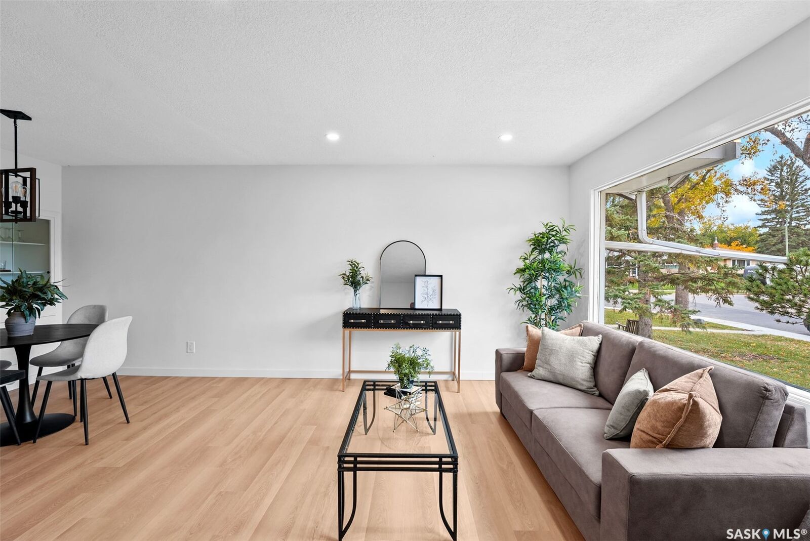 Property Photo:  5004 1st Avenue  SK S4T 0A5 