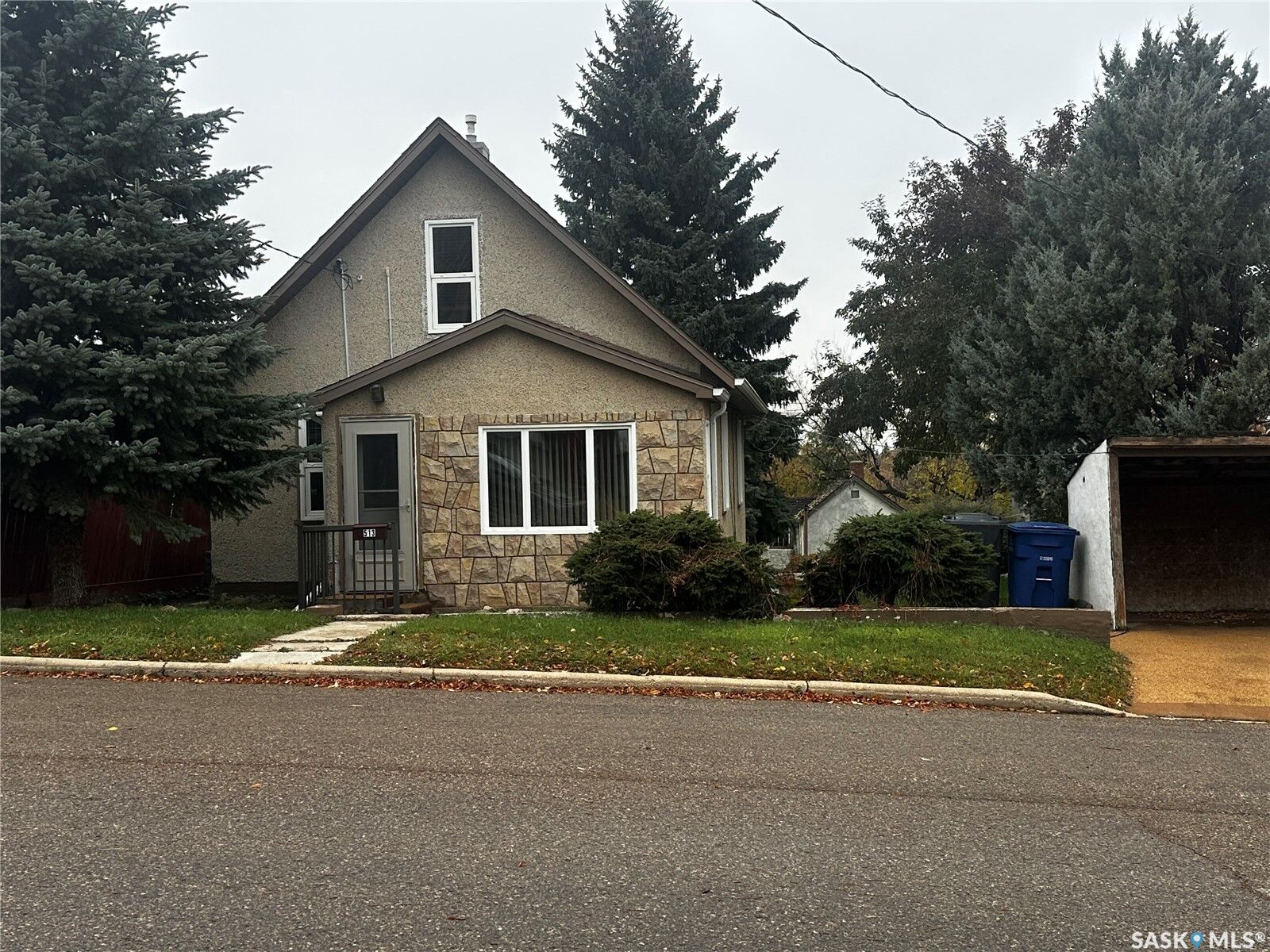 Property Photo:  513 5th Avenue SE  SK S4H 1Y7 