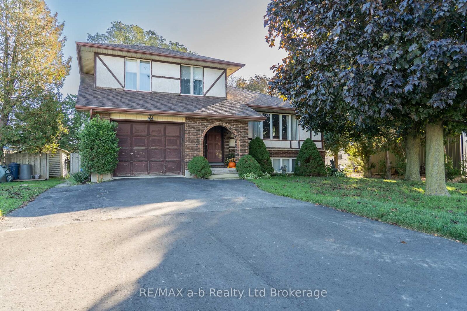 Property Photo:  2 Cranberry Road  ON N4G 4Y9 